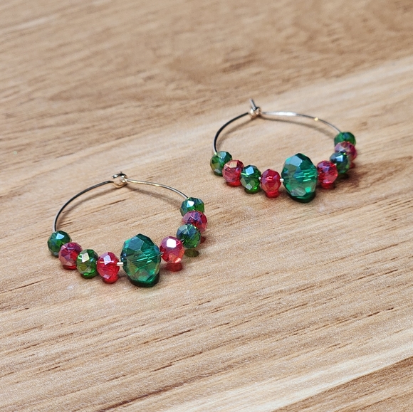 Christmas Red & Green Briolette Crystal Beaded Gold Hoops 1" Earrings Ha… - Picture 1 of 4